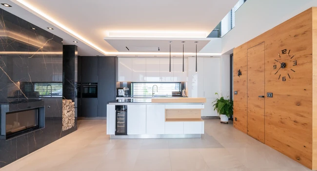 Kuchyňská linka s lakovanými dvířky v kombinaci s dubovou dýhou a kamennou pracovní deskou