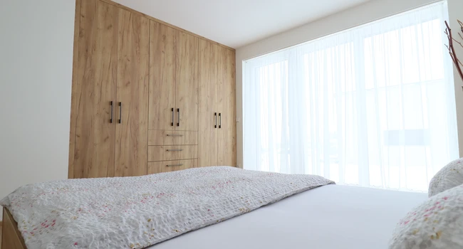 Vestavěná skříň s postelí