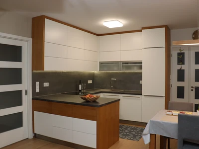 Lakovaná bílá kuchyň s corianovou pracovní deskou