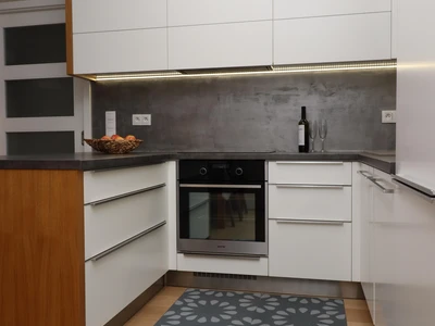 Lakovaná bílá kuchyň s corianovou pracovní deskou