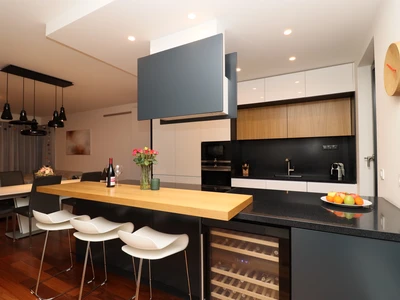 Lakovaná bílá kuchyň s corianovou pracovní deskou