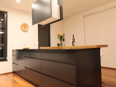 Lakovaná bílá kuchyň s corianovou pracovní deskou