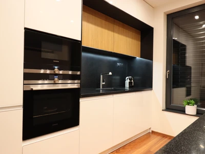 Lakovaná bílá kuchyň s corianovou pracovní deskou