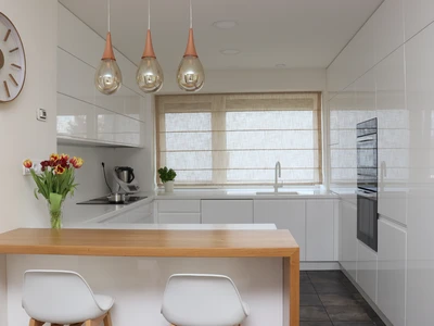 Lakovaná bílá kuchyň s corianovou pracovní deskou