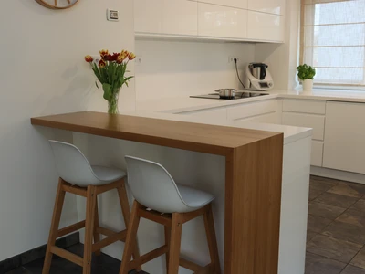 Lakovaná bílá kuchyň s corianovou pracovní deskou