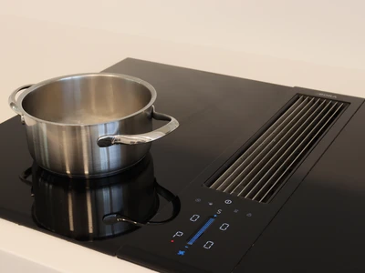 Lakovaná bílá kuchyň s corianovou pracovní deskou