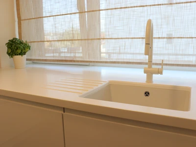 Lakovaná bílá kuchyň s corianovou pracovní deskou