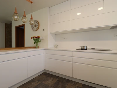 Lakovaná bílá kuchyň s corianovou pracovní deskou