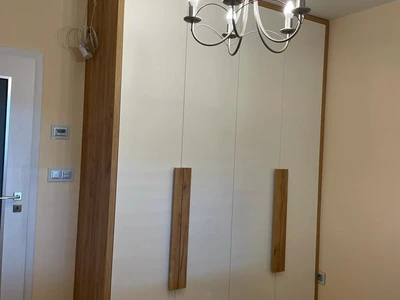 Šatní skříň s dubovou úchytkou