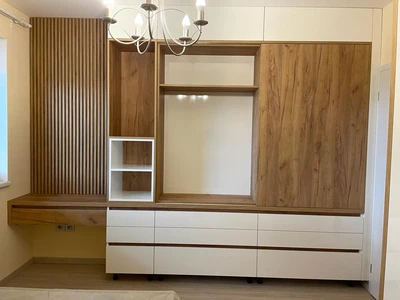 Sestava knihovny s pracovním stolem